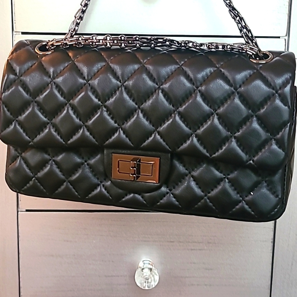 Quilted leather double flap shoulder bag with chain